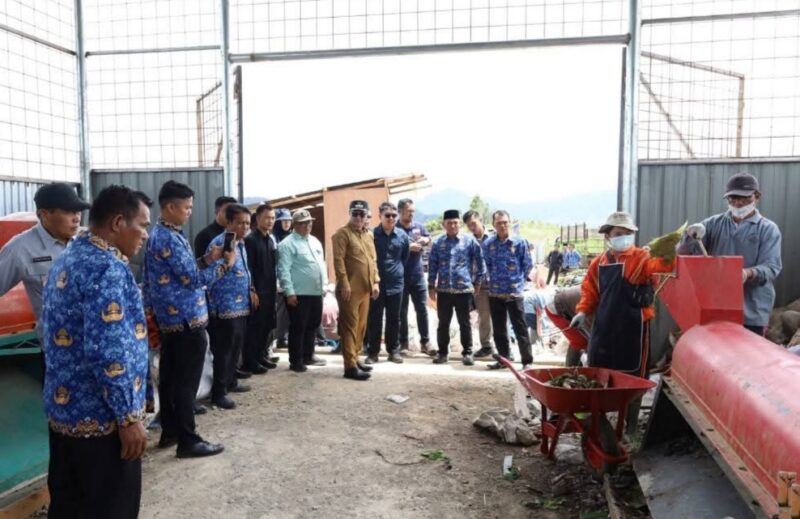 Walikota Sungai Penuh Alfin dampingi tim pemantauan Adipura dari Kementerian Lingkungan Hidup dan Kehutanan (KLHK) tinjau Tempat Pengolahan Sampah Terpadu (TPST) di Renah Kayu Embun (RKE). Foto : Diskominfo Sungaipenuh