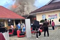 Kebakaran di SMKN 5 Kerinci, Siswa dan Guru evakuasi barang dan Arsip keluar ruangan.. Foto : Istimewa