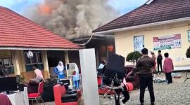 Kebakaran di SMKN 5 Kerinci, Siswa dan Guru evakuasi barang dan Arsip keluar ruangan.. Foto : Istimewa