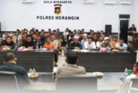 Pertemuan dipimpin Kapolres Merangin AKBP Kiki Firmansyah Effendi, S.I.K., M.H., didampingi jajaran Pejabat Utama Polres Merangin. Dari pihak pemerintah daerah hadir Asisten I Setda Merangin, Sukoso, S.TP., M.H., serta perwakilan BINDA Merangin. Foto : Humas Polres Merangin