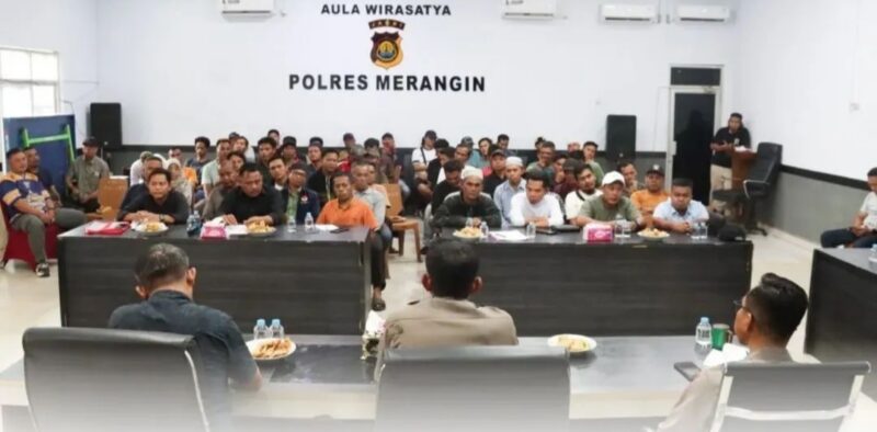 Pertemuan dipimpin Kapolres Merangin AKBP Kiki Firmansyah Effendi, S.I.K., M.H., didampingi jajaran Pejabat Utama Polres Merangin. Dari pihak pemerintah daerah hadir Asisten I Setda Merangin, Sukoso, S.TP., M.H., serta perwakilan BINDA Merangin. Foto : Humas Polres Merangin