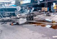 Tiang listrik ambruk tertimpa pohon di Bungo. 