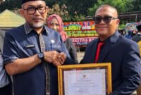 Direktur RSUD H. Hanafie Bungo, dr. Edi Mustafa, M.Kes terima penghargaan dari Sekda Provinsi Jambi, Dr. H. Sudirman, S.H., M. H.