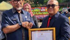 Direktur RSUD H. Hanafie Bungo, dr. Edi Mustafa, M.Kes terima penghargaan dari Sekda Provinsi Jambi, Dr. H. Sudirman, S.H., M. H.