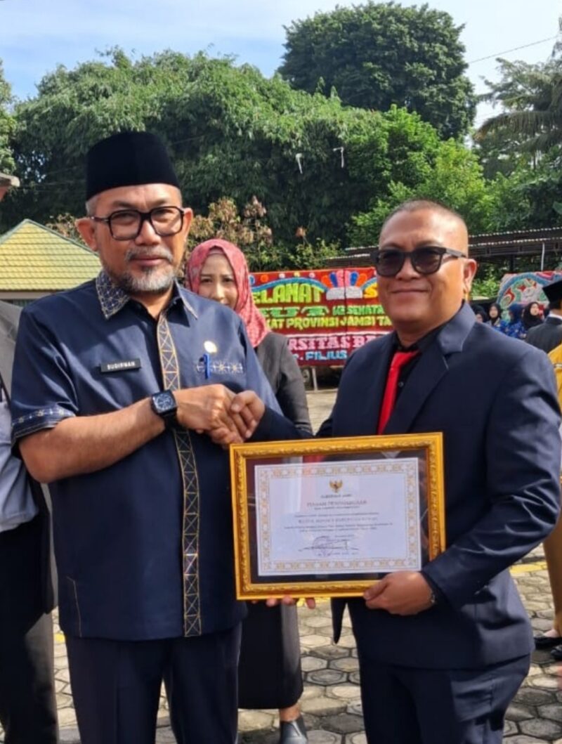 Direktur RSUD H. Hanafie Bungo, dr. Edi Mustafa, M.Kes terima penghargaan dari Sekda Provinsi Jambi, Dr. H. Sudirman, S.H., M. H.