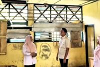 Anggota DPRD Kerinci dari Partai Golkar, Irwandi, meninjau kondisi fasilitas pendidikan yang memprihatinkan pada Mei 2025 lalu. Foto : Istimewa