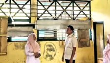 Anggota DPRD Kerinci dari Partai Golkar, Irwandi, meninjau kondisi fasilitas pendidikan yang memprihatinkan pada Mei 2025 lalu. Foto : Istimewa