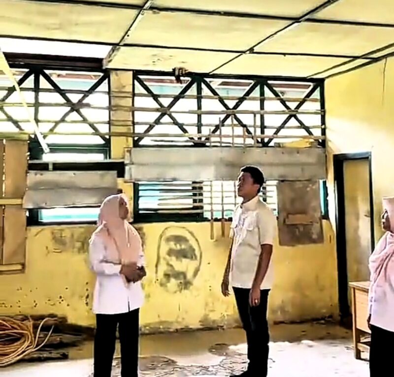 Anggota DPRD Kerinci dari Partai Golkar, Irwandi, meninjau kondisi fasilitas pendidikan yang memprihatinkan pada Mei 2025 lalu. Foto : Istimewa