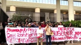 Puluhan mahasiswa dari Aliansi Mahasiswa Jambi Jakarta (AMJJ) menggelar aksi protes di depan Gedung Kejaksaan Agung (Kejagung) RI pada Rabu siang (19/11/2025) kemarin.