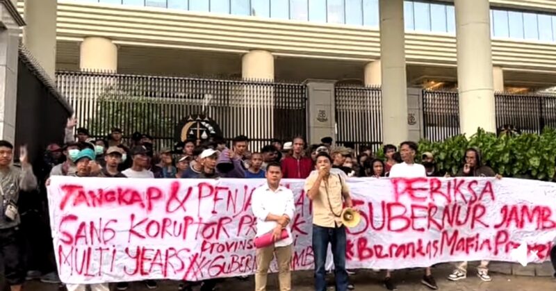 Puluhan mahasiswa dari Aliansi Mahasiswa Jambi Jakarta (AMJJ) menggelar aksi protes di depan Gedung Kejaksaan Agung (Kejagung) RI pada Rabu siang (19/11/2025) kemarin.