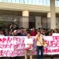 Puluhan mahasiswa dari Aliansi Mahasiswa Jambi Jakarta (AMJJ) menggelar aksi protes di depan Gedung Kejaksaan Agung (Kejagung) RI pada Rabu siang (19/11/2025) kemarin.