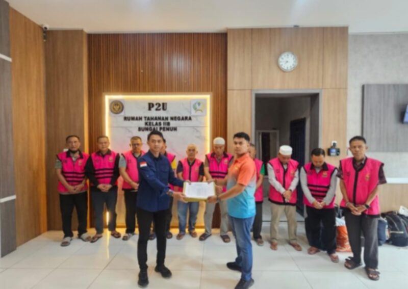 Penyerahan 10 tahanan kasus PJU Kerinci dari Kejari Sungaipenuh ke Lapas Jambi
