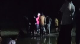 Hingga malam warga masih melakukan pencarian korban di Sungai Batang Tebo, Desa Tanah Periuk, Kecamatan Tanah Sepenggal, Kabupaten Bungo. 