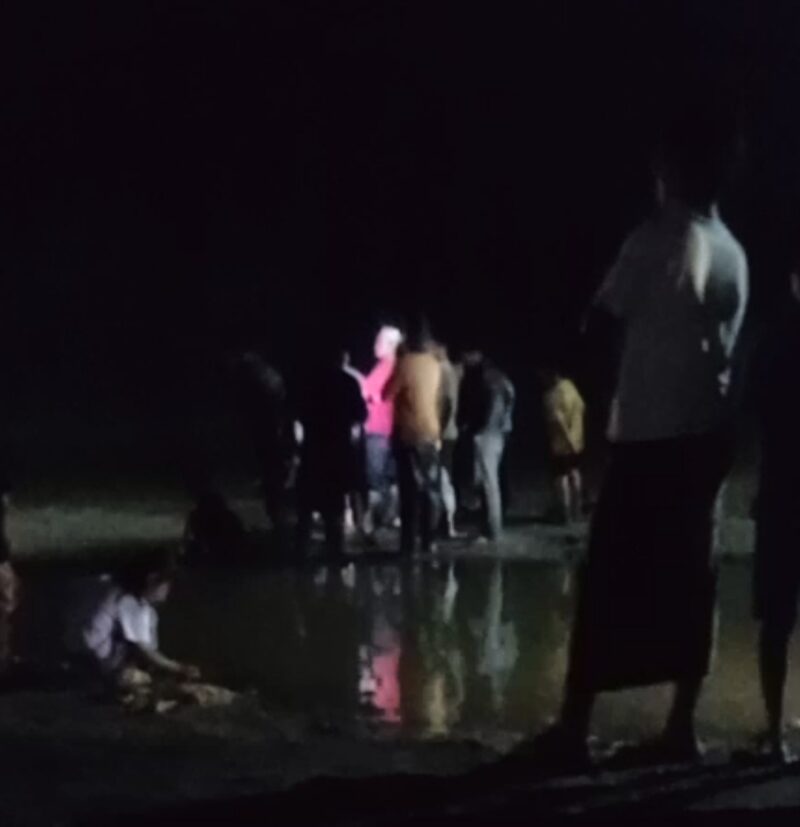 Hingga malam warga masih melakukan pencarian korban di Sungai Batang Tebo, Desa Tanah Periuk, Kecamatan Tanah Sepenggal, Kabupaten Bungo. 