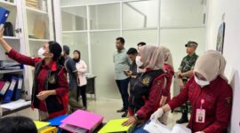 Penyidik Kejari Jambi  melakukan penggeledahan kantor PT EBN.