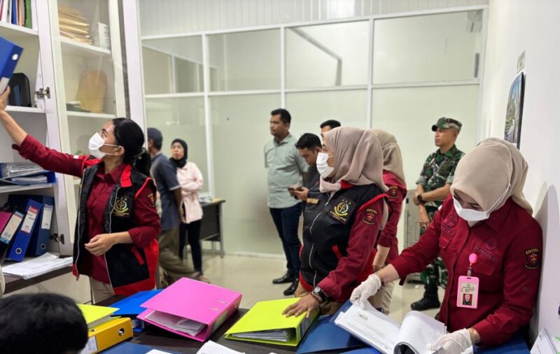 Penyidik Kejari Jambi  melakukan penggeledahan kantor PT EBN.