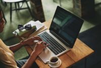 Ilustrasi Menggunakan Laptop (Foto: Freepik