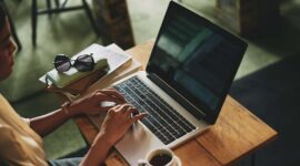 Ilustrasi Menggunakan Laptop (Foto: Freepik