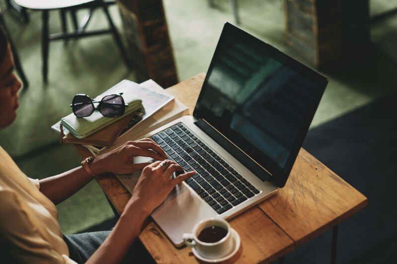 Ilustrasi Menggunakan Laptop (Foto: Freepik