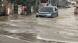 Banjir genangi ruas jalan Lubuk Suli, Depati Tujuh, Kamis (27/11/2025). 