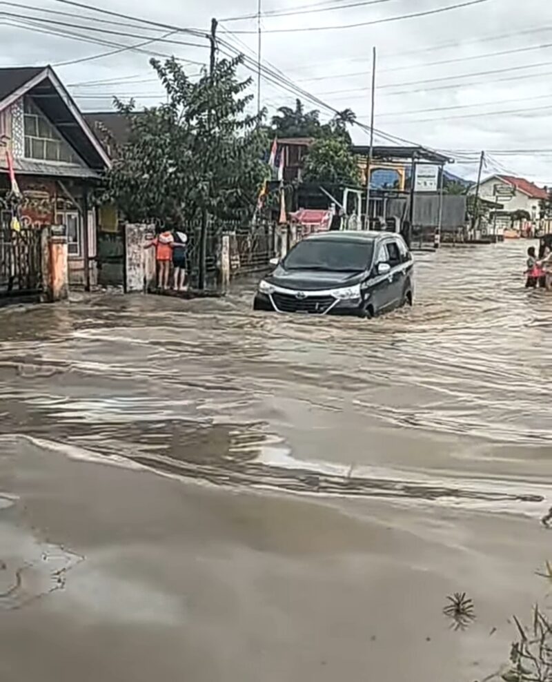 Banjir genangi ruas jalan Lubuk Suli, Depati Tujuh, Kamis (27/11/2025). 