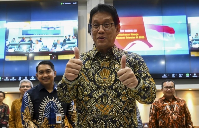 Menteri Keuangan Purbaya Yudhi Sadewa bersiap mengikuti rapat kerja dengan Komisi XI DPR di Kompleks Parlemen, Senayan, Jakarta, Kamis (27/11/2025). Foto: Rivan Awal Lingga/ANTARA FOTO