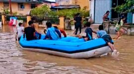 Banjir di Desa Lubuk Suli, Kecamatan Depati Tujuh Kerinci (28/11/2025) terlihat Anak - anak sedang bermain perahu karet. 