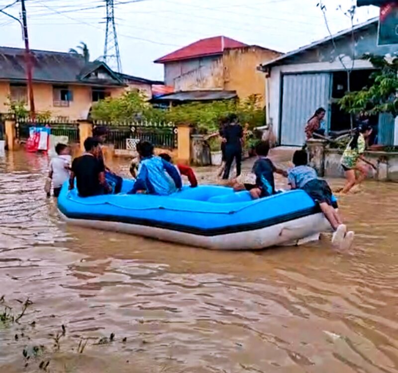 Banjir di Desa Lubuk Suli, Kecamatan Depati Tujuh Kerinci (28/11/2025) terlihat Anak - anak sedang bermain perahu karet. 