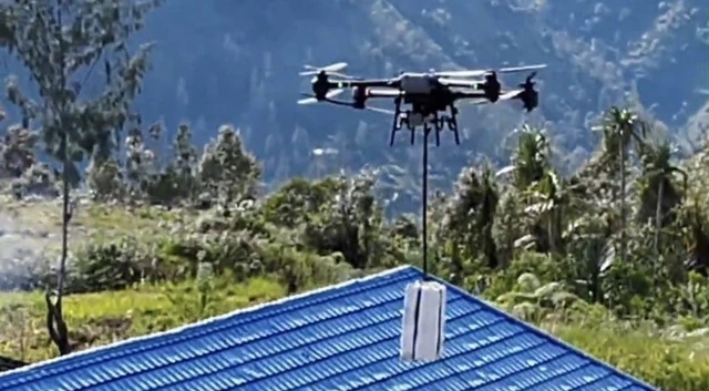 Drone kargo multirotor yang digunakan TNI untuk mendistribusikan bantuan ke daerah terdampak bencana banjir dan longsor di Sumatera. Foto: Dok. Puspen TNI