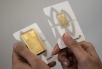 Karyawan menunjukkan sampel emas batangan di Butik Emas Logam Mulia PT. Aneka Tambang (ANTAM), Semarang, Jawa Tengah, Kamis (4/9/2025)