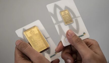 Karyawan menunjukkan sampel emas batangan di Butik Emas Logam Mulia PT. Aneka Tambang (ANTAM), Semarang, Jawa Tengah, Kamis (4/9/2025)