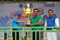 Gubernur Jambi, Al Haris saat membuka dan menyerahkan piala Gubernur Jambi Cup 2024