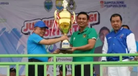 Gubernur Jambi, Al Haris saat membuka dan menyerahkan piala Gubernur Jambi Cup 2024