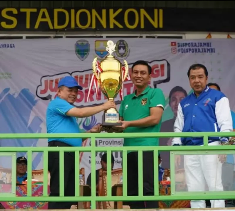 Gubernur Jambi, Al Haris saat membuka dan menyerahkan piala Gubernur Jambi Cup 2024