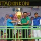 Gubernur Jambi, Al Haris saat membuka dan menyerahkan piala Gubernur Jambi Cup 2024