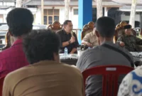 Bupati M Syukur saat berdialog dengan para Tumenggung SAD di halaman rumah dinas.