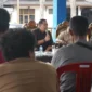 Bupati M Syukur saat berdialog dengan para Tumenggung SAD di halaman rumah dinas.