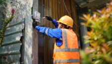 Foto ilustrasi petugas Tengah melakukan penambahan daya listrik pelanggan.