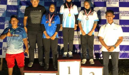 Atlet Perpani Kota Jambi berpose dengan penuh bangga usai kembali mempertahankan gelar juara umum pada Kejurprov Panahan 2025 di Tanjung Jabung Barat.