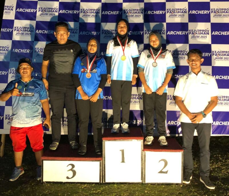 Atlet Perpani Kota Jambi berpose dengan penuh bangga usai kembali mempertahankan gelar juara umum pada Kejurprov Panahan 2025 di Tanjung Jabung Barat.