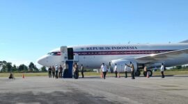 Presiden Prabowo Subianto tiba di Bandara Raja Sisingamangaraja XII, Tapanuli Utara, Sumatera Utara, Senin (1/12) untuk meninjau wilayah terdampak bencana banjir di Pulau Sumatera. Foto: Zamachsyari