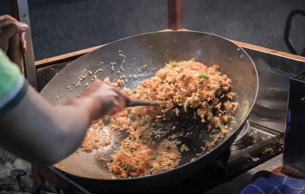 Ilustrasi Memasak Nasi Goreng