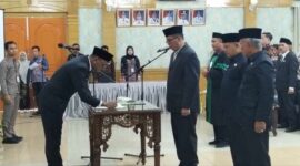 Bupati Sarolangun H Hurmin menandatangani berita acara pelantikan sekda Sarolangun yang baru
