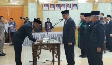 Bupati Sarolangun H Hurmin menandatangani berita acara pelantikan sekda Sarolangun yang baru