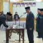 Bupati Sarolangun H Hurmin menandatangani berita acara pelantikan sekda Sarolangun yang baru