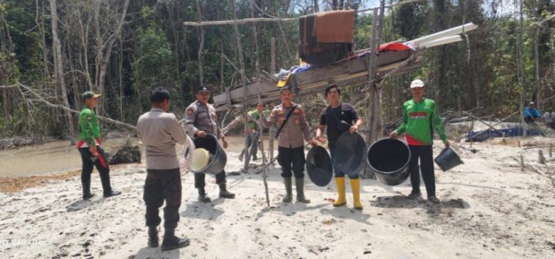 Operasi PETI Bungo, Polisi Musnahkan Alat Tambang Ilegal di Babeko. 