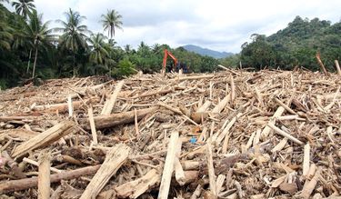 Sampah Kayu Gelondongan Pasca banjir bandang di desa Aek Geroga, Kecamatan Batang Toru, Kabupaten Tapanuli Selatan, Sumatera Utara. 