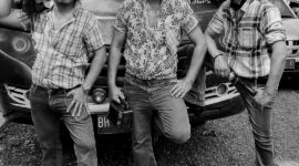 Tiga pria dengan kostum retro ala era 70-an mencuri perhatian pada pembukaan Festival Budaya Kerinci 2025 bertema “Balik Ku Dahin”.