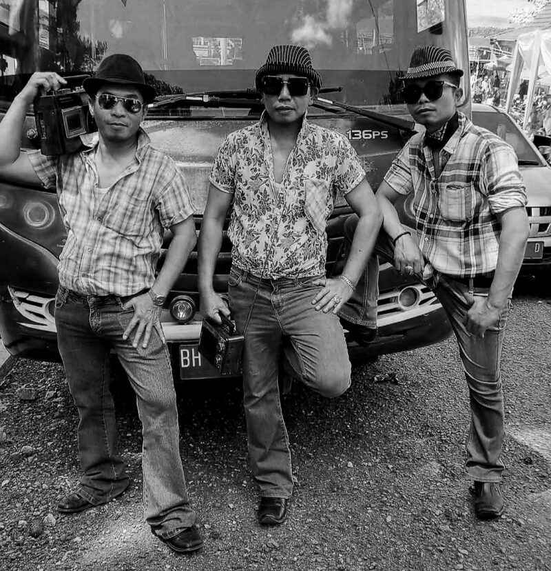 Tiga pria dengan kostum retro ala era 70-an mencuri perhatian pada pembukaan Festival Budaya Kerinci 2025 bertema “Balik Ku Dahin”.