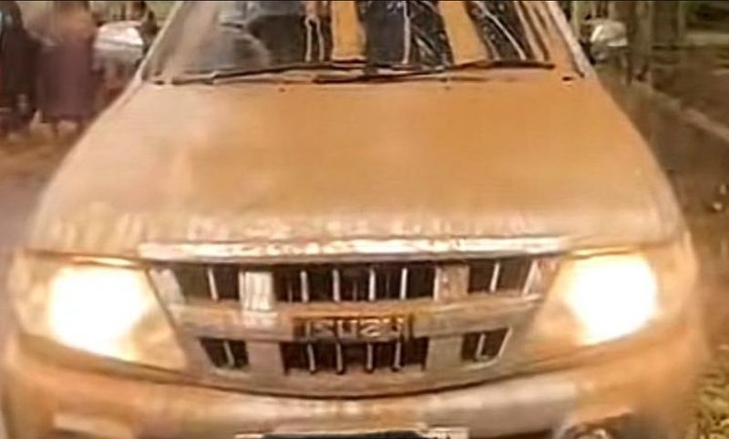 Isuzu Panther terendam banjir.